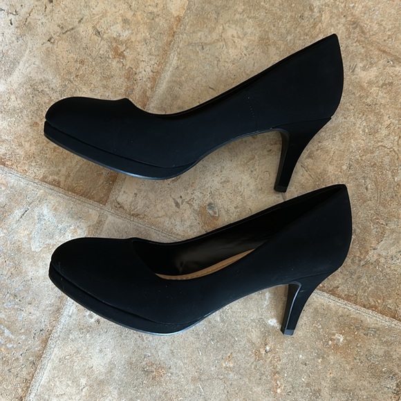 Chic Black Women's Heels - Picture 3 of 6